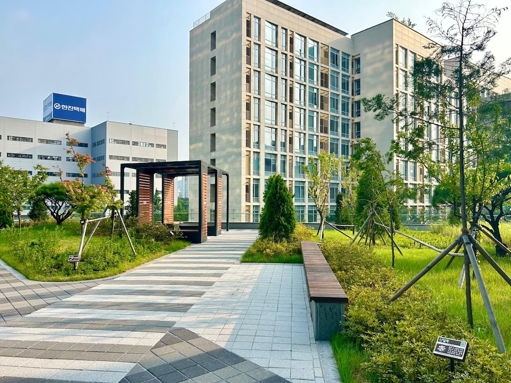 한국소프트웨어인재개발원(KOSMO) 야외정원 - 쾌적한 학습 환경